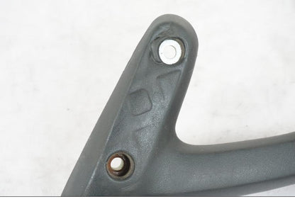 Baksidan på Passagerarhandtag från en Honda NT 650 V -2002 motorcykel.