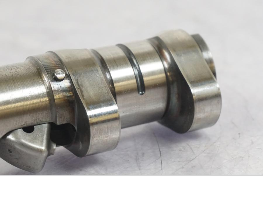 Snett nerifrån på Kamaxel från en BMW F 750 GS -2020 motorcykel.