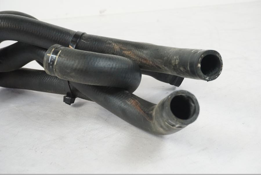 Vänster sida på Vattenkyl Slang Set från en KTM 1290 Super Duke R -2022 motorcykel.