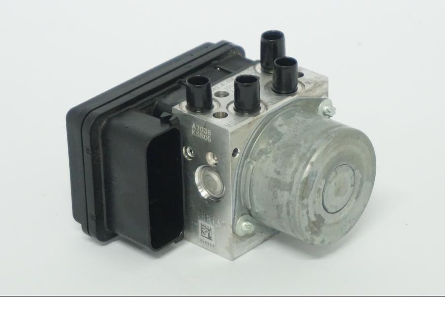 Framsidan på ABS Modulator från en Ducati Desert X -2022 motorcykel.