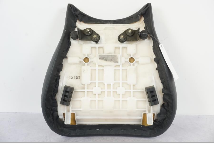 Snett nerifrån på Sadel från en Suzuki GSX 1300 RX -1999 motorcykel.