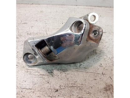 Framsidan på Fotpinnefäste från en Suzuki LS 650 -2002 motorcykel.