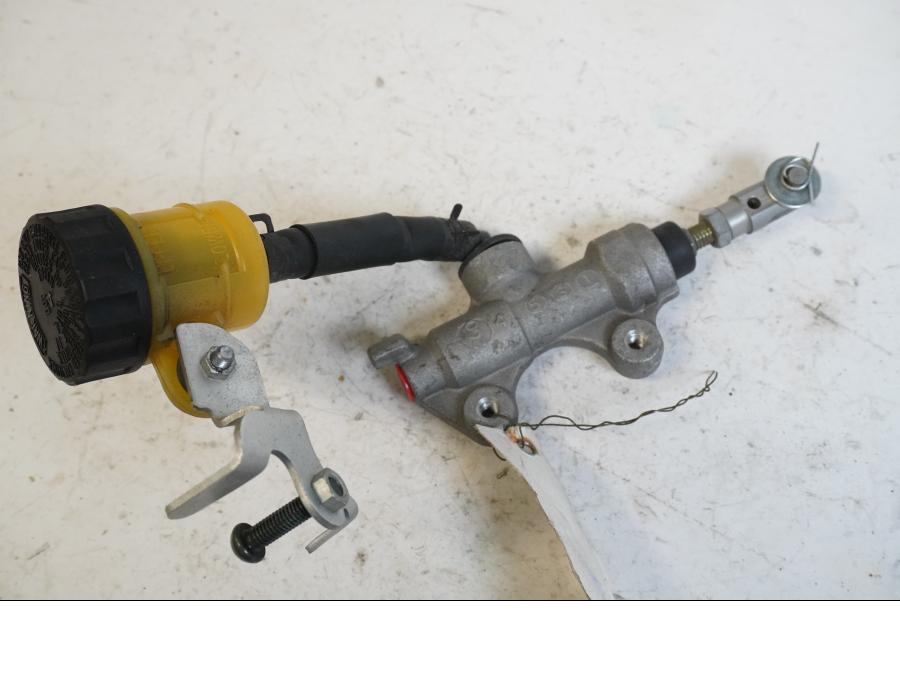 Baksidan på Bromshuvudcylinder från en Yamaha YZF R6 -2006 motorcykel.