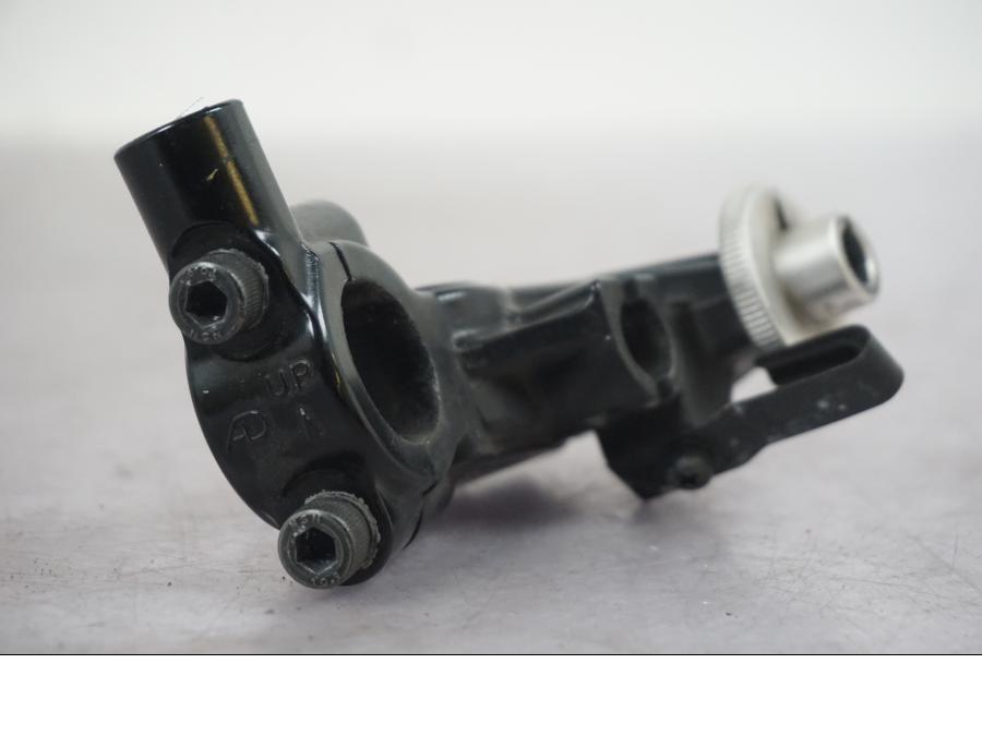 Snett nerifrån på Kopplingsklo från en Triumph Tiger -2009 motorcykel.