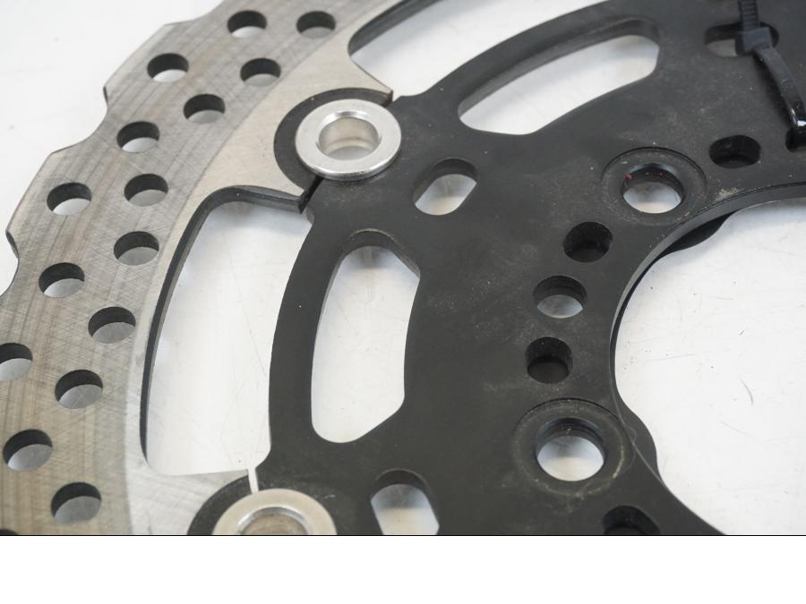 Snett nerifrån på Bromsskiva från en Kawasaki ER-6F -2016 motorcykel.