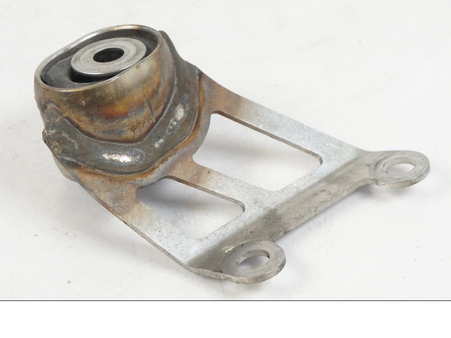 Framsidan på Avgasanslutning från en KTM 1290 Super Duke R -2022 motorcykel.