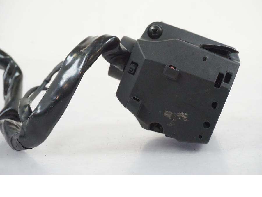 Snett nerifrån på Styrelreglage från en KTM 390 Adventure -2021 motorcykel.