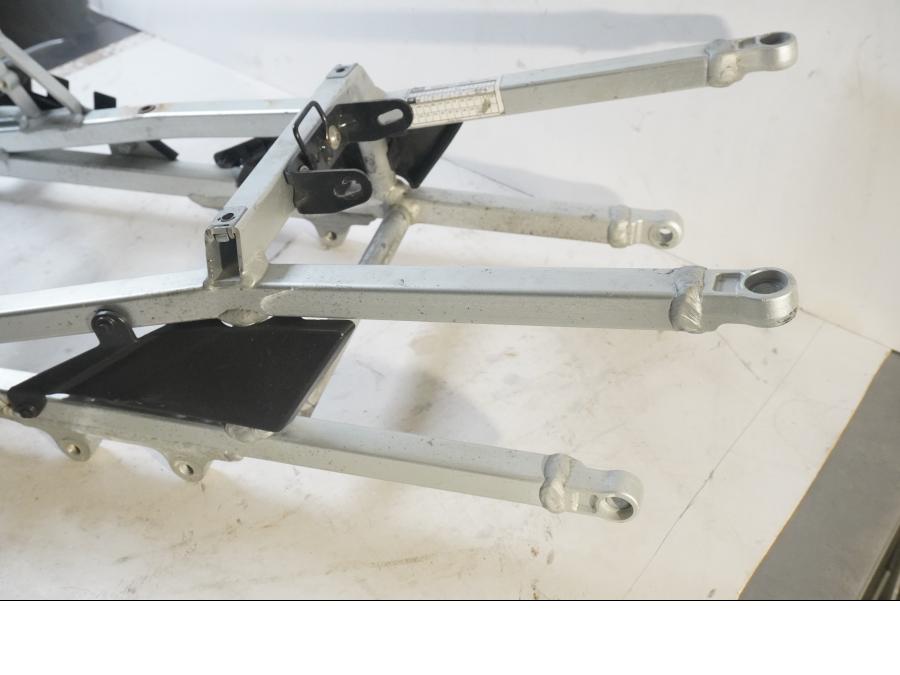 Vänster sida på Bakram från en Aprilia RSV 1000 R Tuono -2006 motorcykel.