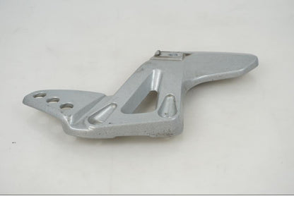 Baksidan på Fotpinnefäste från en BMW F 650 -1998 motorcykel.