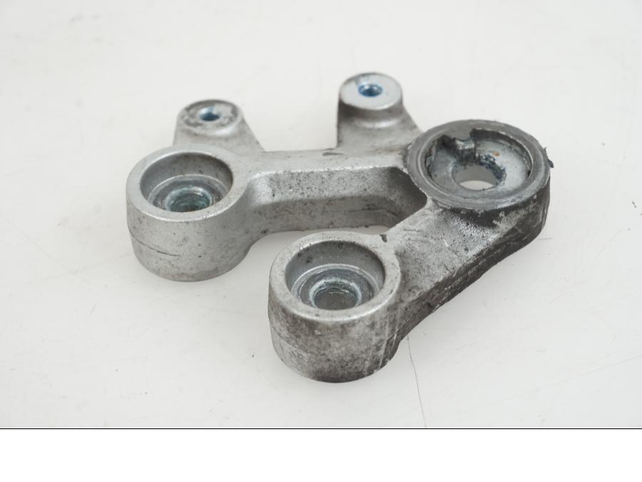 Baksidan på Fotpinnefäste från en Suzuki GSX-R 1000 -2007 motorcykel.