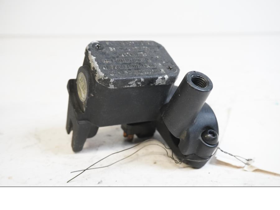 Baksidan på Bromshuvudcylinder från en Yamaha X-Max 250 -2012 scooter.