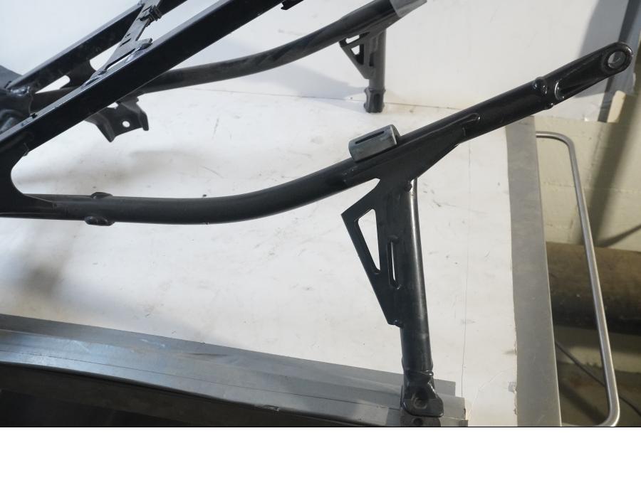 Höger sida på Bakram från en BMW F 800 R -2011 motorcykel.