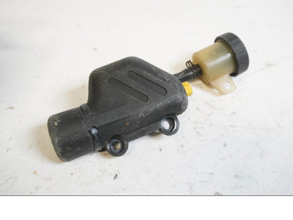 Höger sida på Bromshuvudcylinder från en KTM 625 SMC -2006 motorcykel.