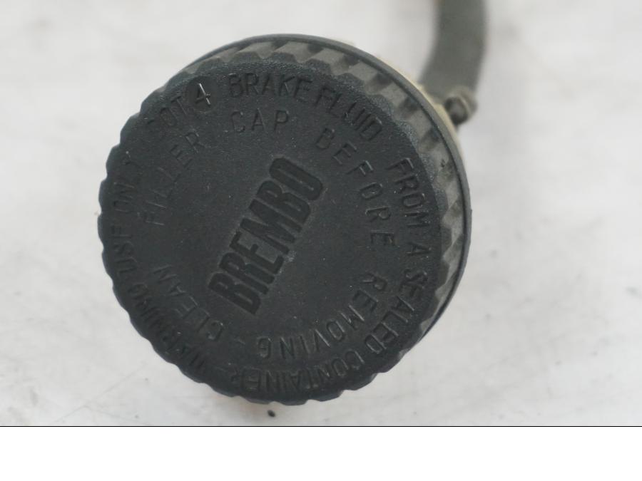 Snett uppifrån på Bromshuvudcylinder från en BMW R 1200 R -2007 motorcykel.