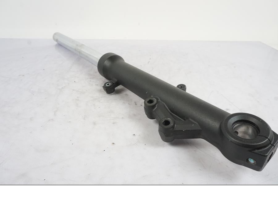 Framsidan på Gaffelben från en Kawasaki ER-6N -2012 motorcykel.