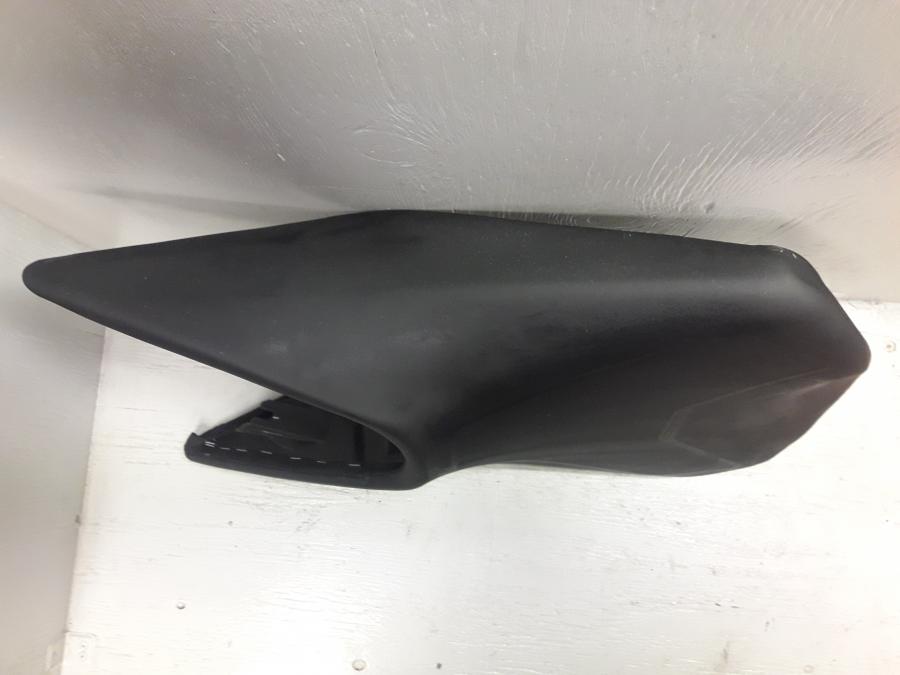 Höger sida på Sadel från en KTM 125 Duke -2017 motorcykel.