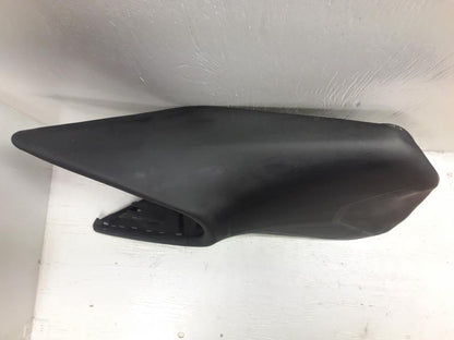 Höger sida på Sadel från en KTM 125 Duke -2017 motorcykel.