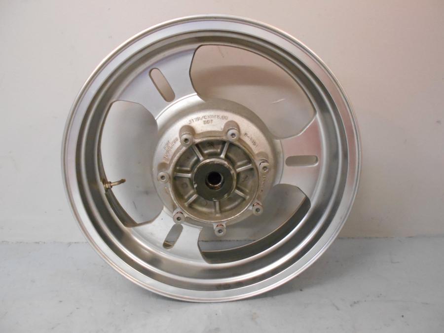 Framsidan på Fälg från en Kawasaki VN 1600 Mean Streak -2007 motorcykel.