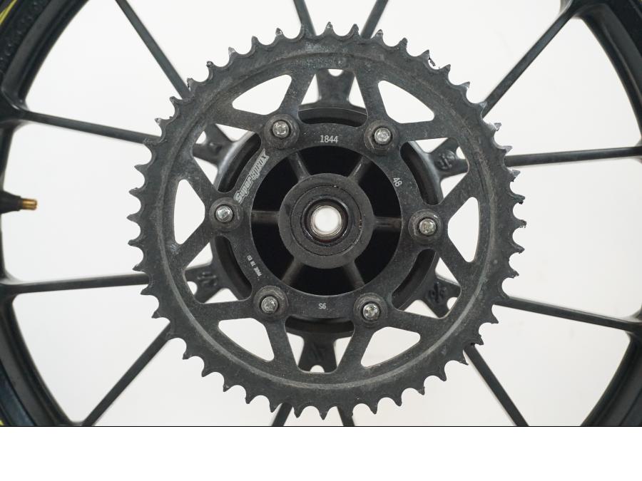 Höger sida på Fälg från en Yamaha MT 125 -2017 motorcykel.