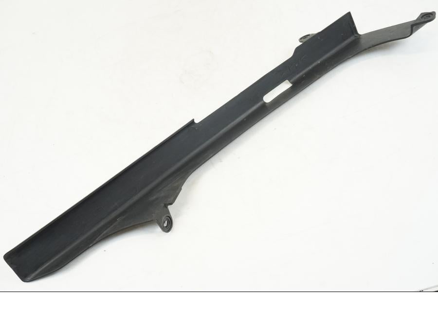 Snett nerifrån på Kedjeskydd från en Yamaha YZF R6 -1999 motorcykel.