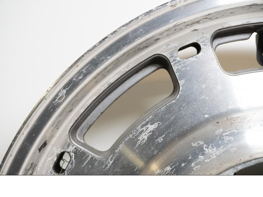 Snett nerifrån på Fälg från en Honda GL 1500 -1998 motorcykel.