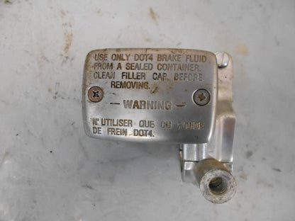 Baksidan på Bromshuvudcylinder från en Kawasaki VN 1600 Mean Streak -2007 motorcykel.