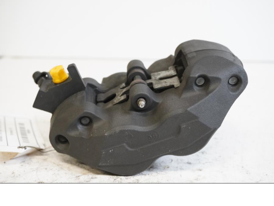 Baksidan på <p>Bromsok höger fram från Kawasaki Z 800 ABS 2014.</p>

<p>Nissin, 4-kolvs ok.</p> motorcykel.