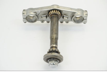 Snett nerifrån på Gaffelkrona från en Yamaha WR 125 -2010 motorcykel.