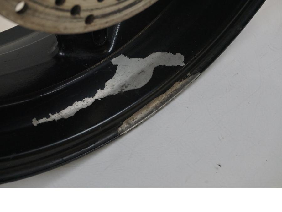 Baksidan på Fälg från en Suzuki SV 650 -2005 motorcykel.