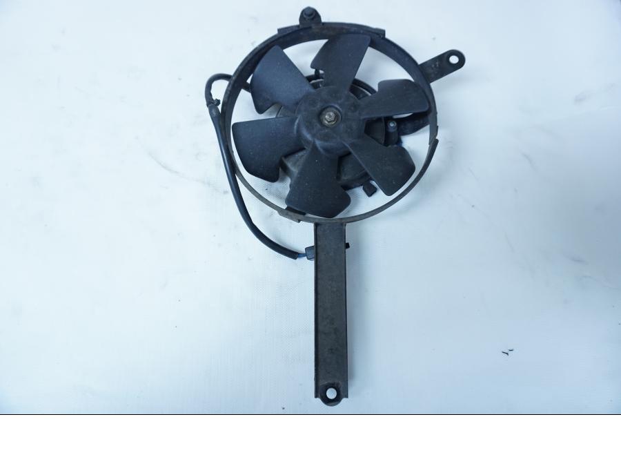 Baksidan på Vattenkylfläkt från en Yamaha YZF 1000 R -1997 motorcykel.