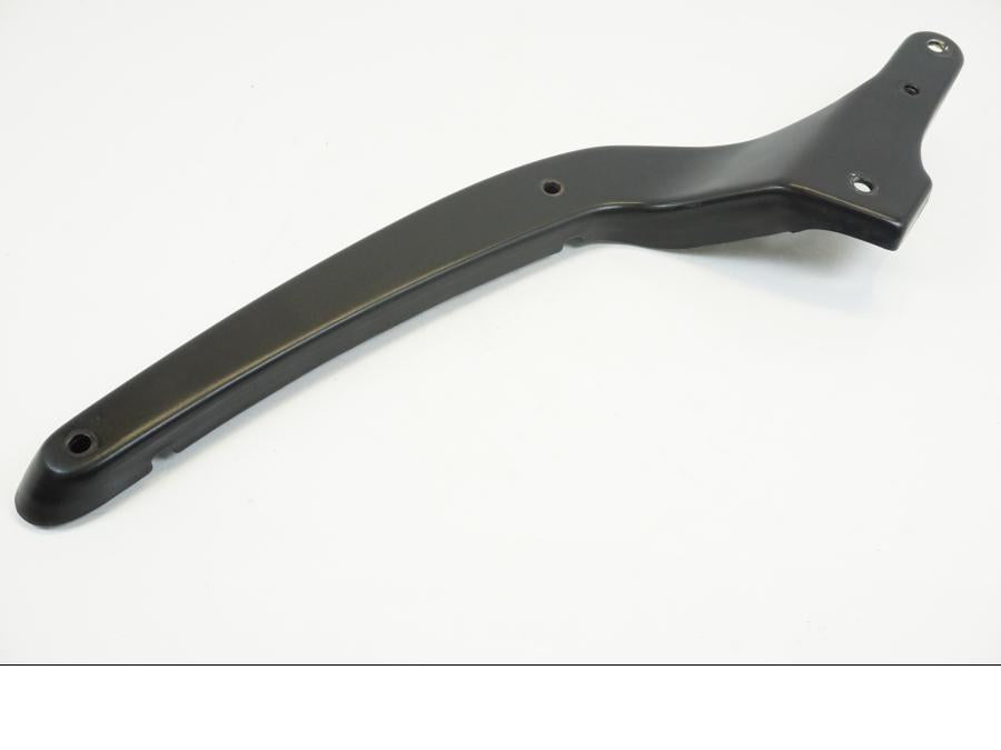 Framsidan på Bakskärmstag från en Suzuki VL 1500 -1999 motorcykel.