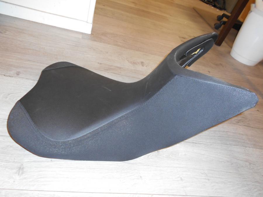 Framsidan på Sadel från en Ducati Multistrada 1200 -2013 motorcykel.