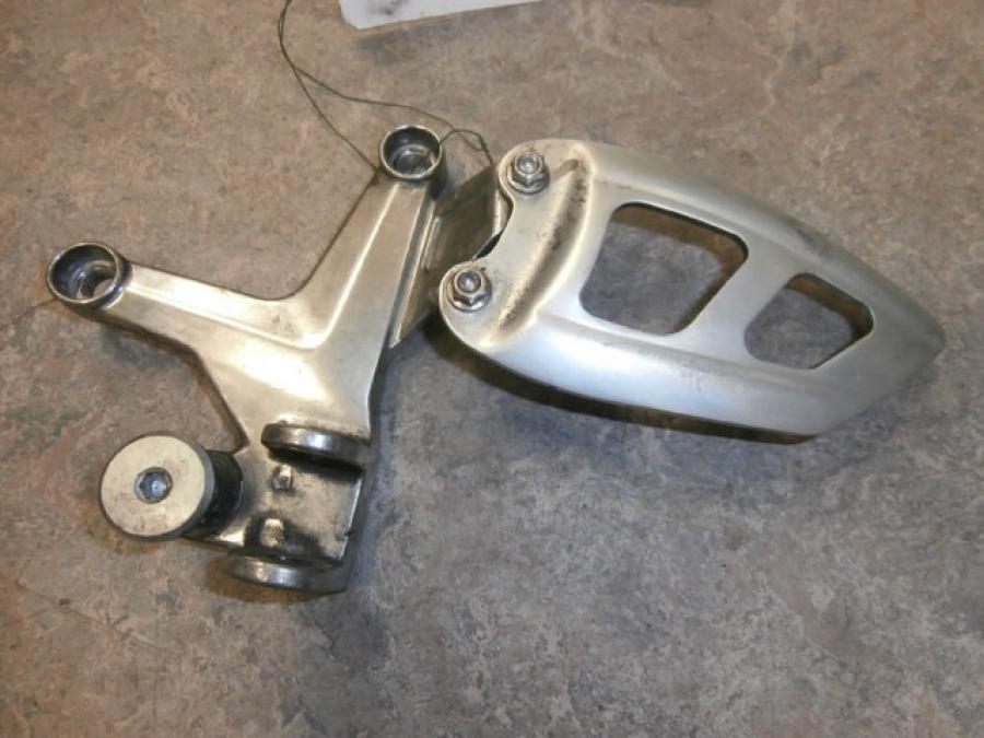 Framsidan på Fotpinnefäste från en Triumph Daytona 650 -2005 motorcykel.