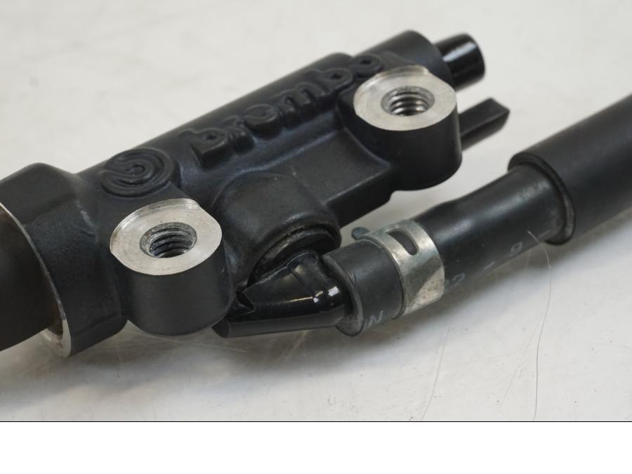 Snett uppifrån på Bromshuvudcylinder från en Yamaha YZF R7 -2022 motorcykel.