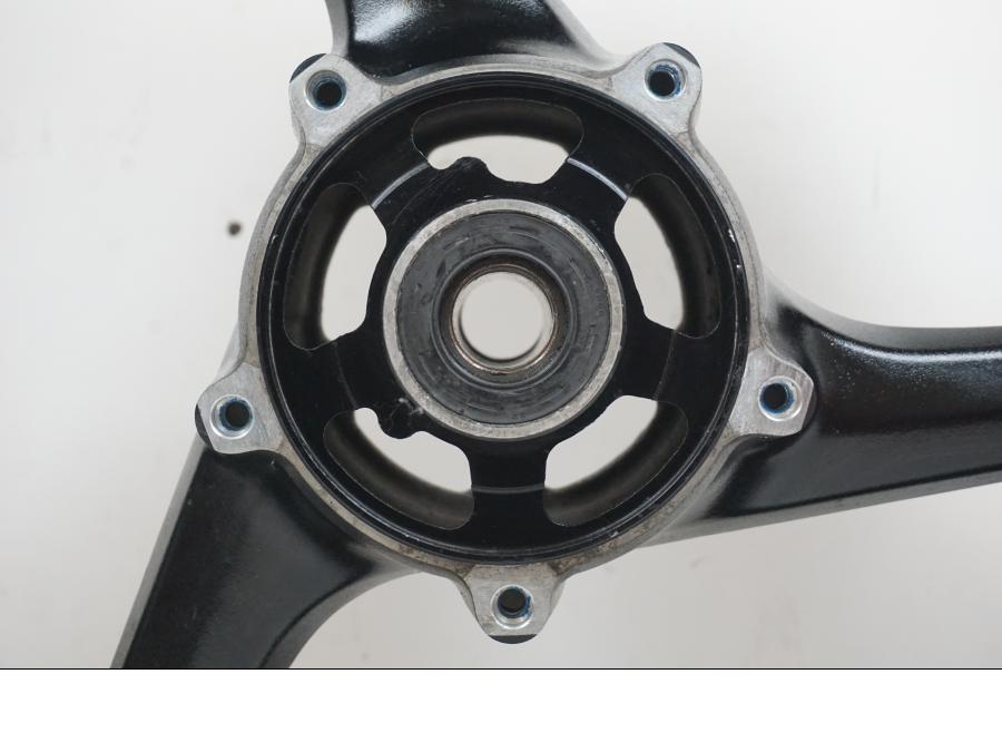 Baksidan på Fälg från en Suzuki GSX 1300 R -2010 motorcykel.