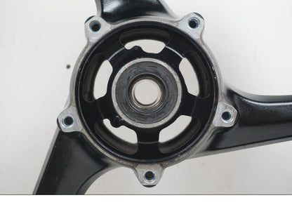 Baksidan på Fälg från en Suzuki GSX 1300 R -2010 motorcykel.