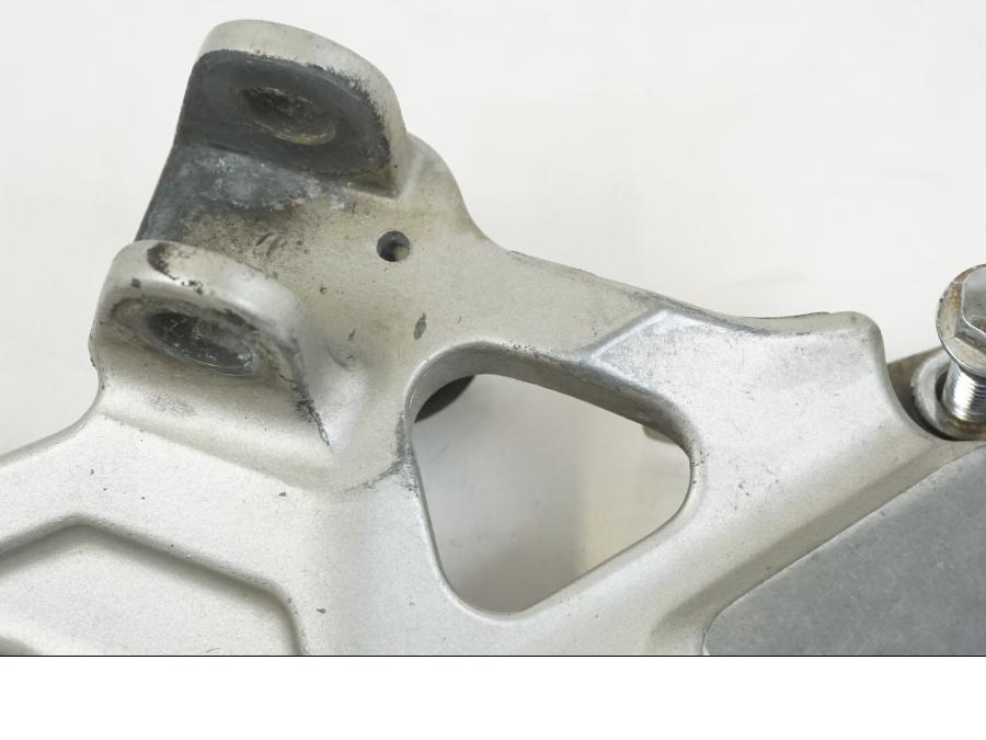 Höger sida på Fotpinnefäste från en Kawasaki ZZR 1100 -1994 motorcykel.