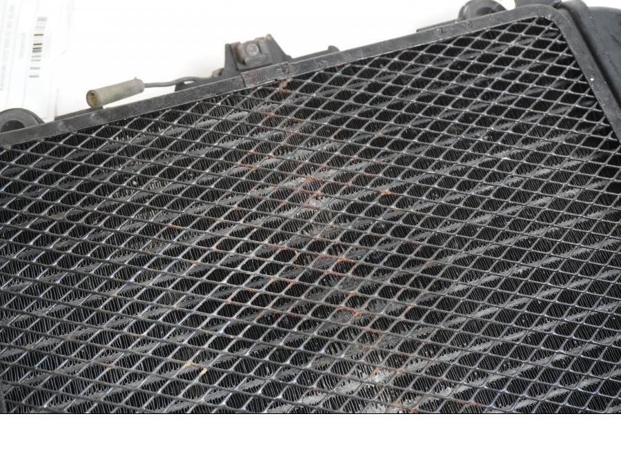 Snett nerifrån på Vattenkyl från en Kawasaki GPZ 500 S -1987 motorcykel.