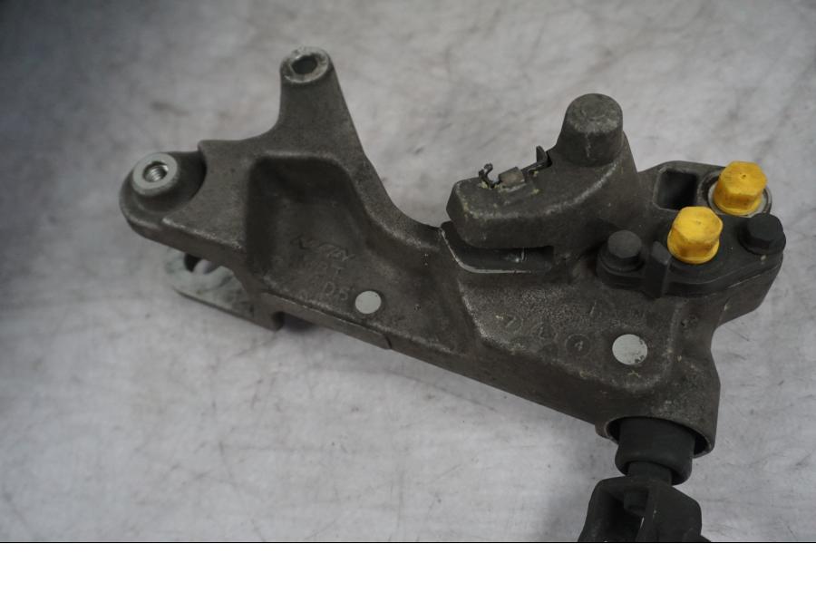 Höger sida på Bromsoksfäste från en Honda XL 1000 V -2008 motorcykel.