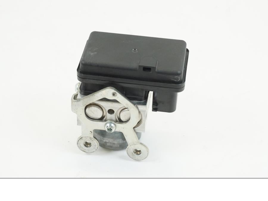 Höger sida på ABS Modulator från en Yamaha MT-10 -2018 motorcykel.