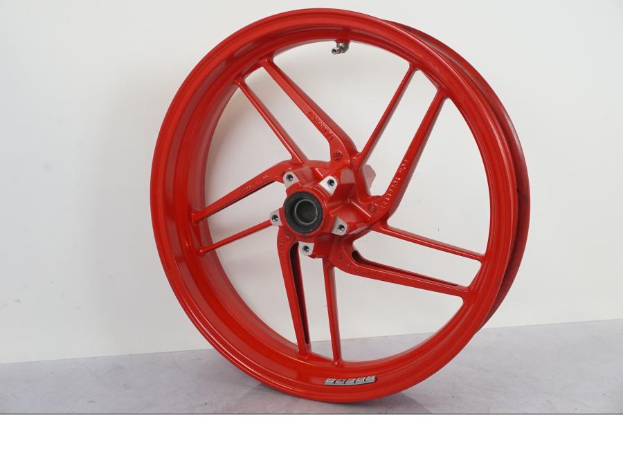 Snett nerifrån på Fälg från en Ducati 899 Panigale -2015 motorcykel.