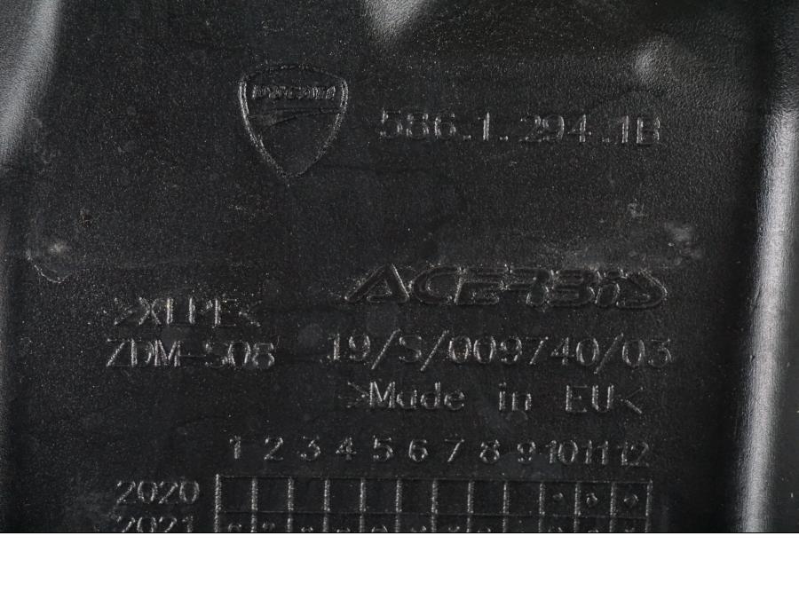 Snett nerifrån på Bensintank från en Ducati Multistrada V4 -2024 motorcykel.