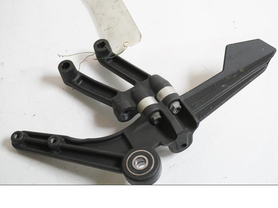 Vänster sida på Fotpinnefäste från en KTM RC8 -2013 motorcykel.