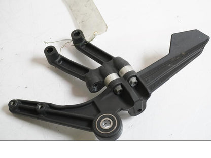 Vänster sida på Fotpinnefäste från en KTM RC8 -2013 motorcykel.