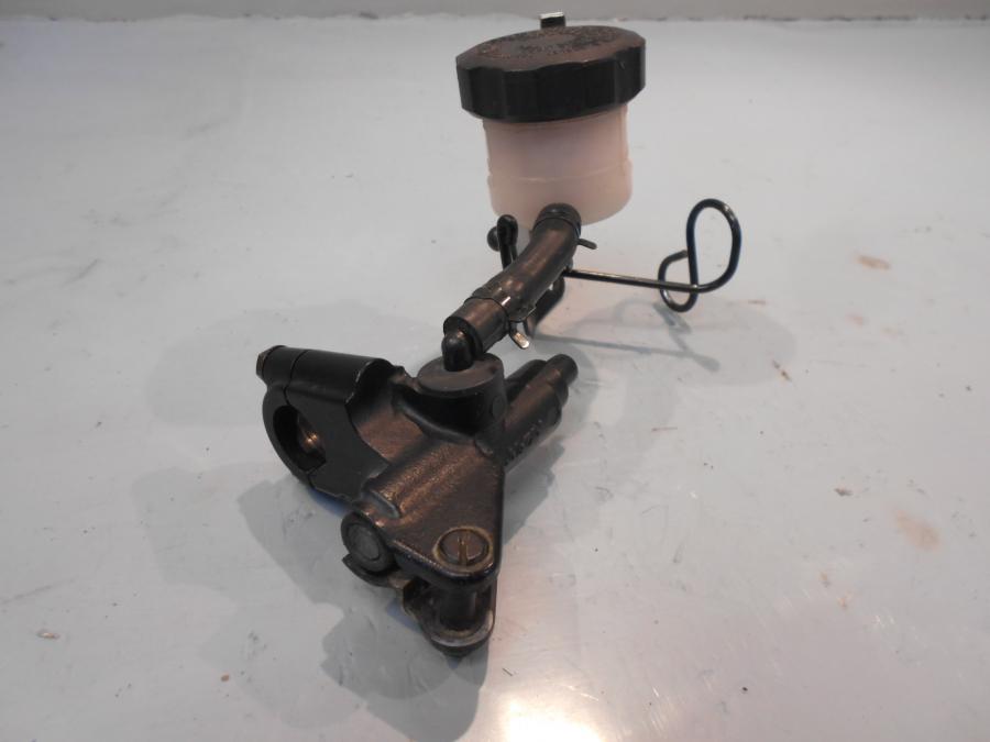 Framsidan på Bromshuvudcylinder från en Yamaha TRX 850 -1996 motorcykel.