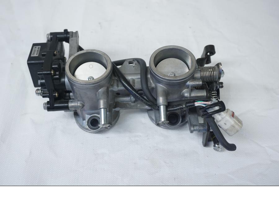 Framsidan på Spjällhus från en Kawasaki ER-6N -2006 motorcykel.