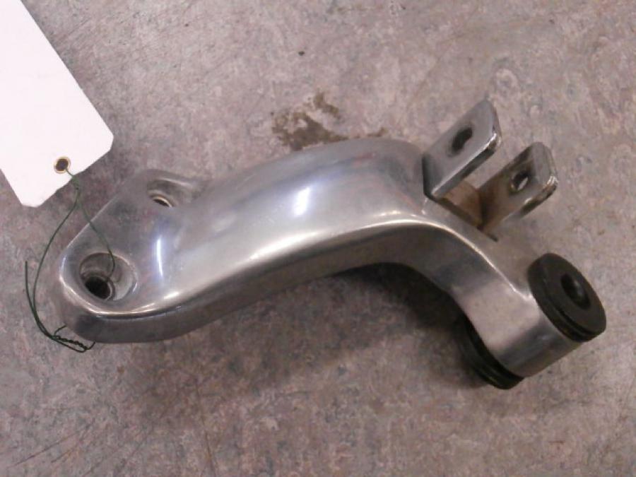 Framsidan på Fotpinnefäste från en Kawasaki VN 1500 -1995 motorcykel.