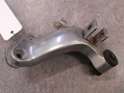 Framsidan på Fotpinnefäste från en Kawasaki VN 1500 -1995 motorcykel.