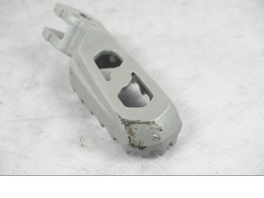 Höger sida på Fotpinne från en Ducati Multistrada 1158 V4 -2023 motorcykel.