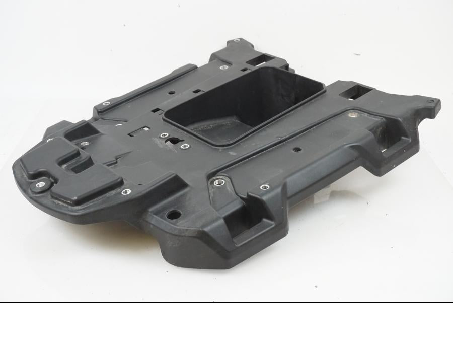 Höger sida på Passagerarhandtagsplast från en H-D Adventure Pan America Special RA1250S -2021 motorcykel.